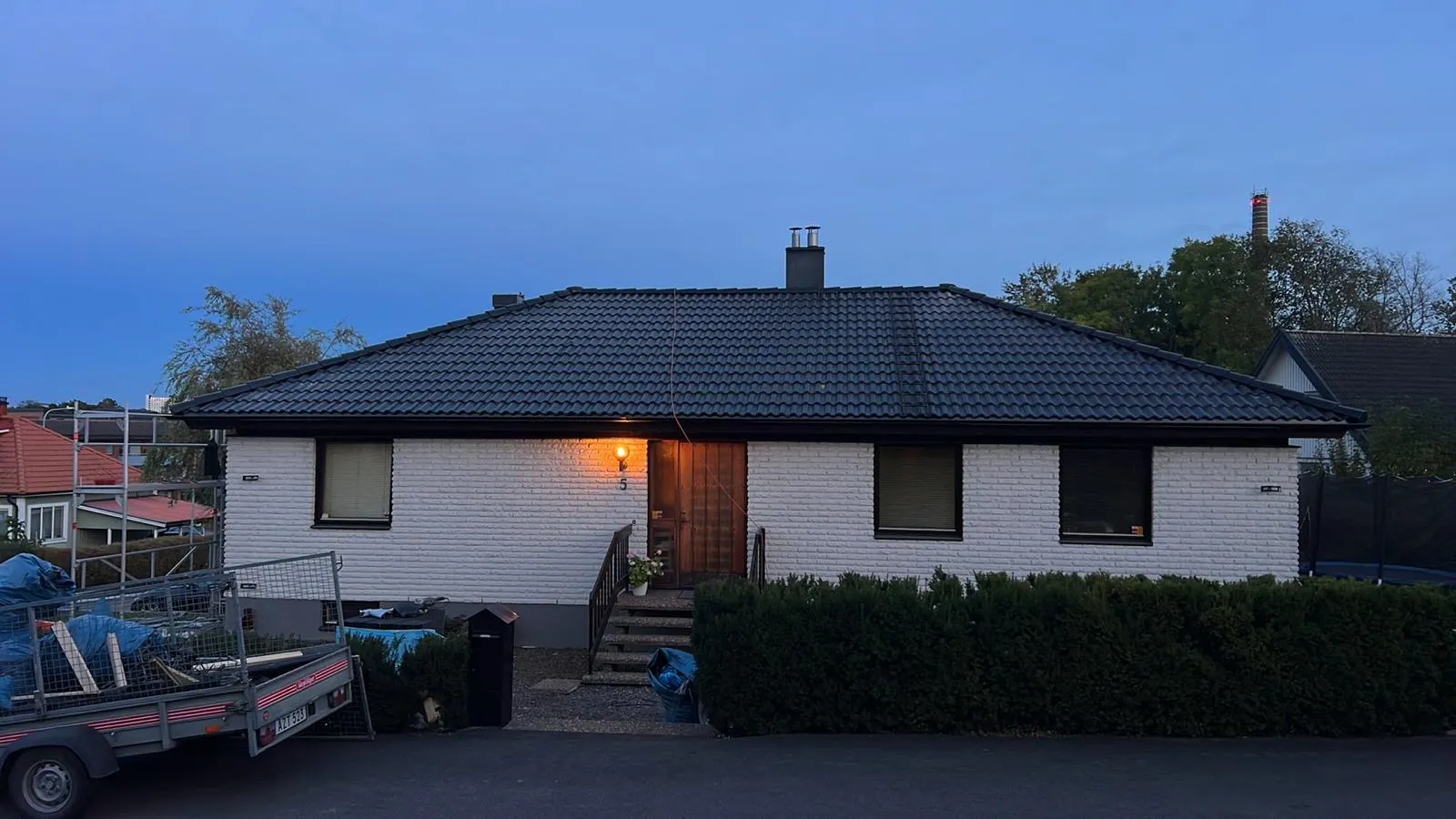 Slutfört takrenoveringsprojekt med nya takpannor och vindskivor på Hisingen