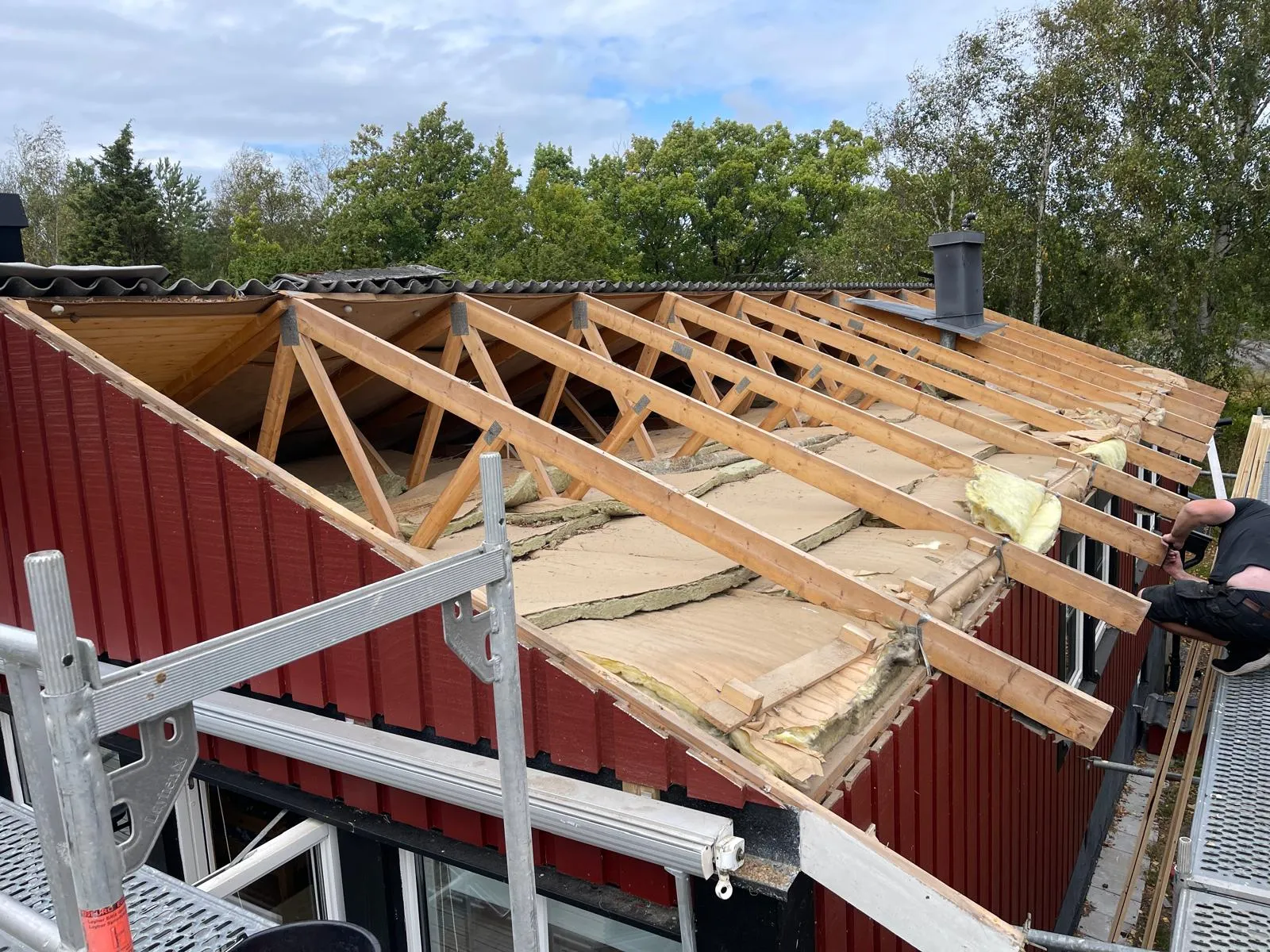 Takbyte på villa i Hisingen - nytt tak med betongpannor monterat av Molnlycke Bygg