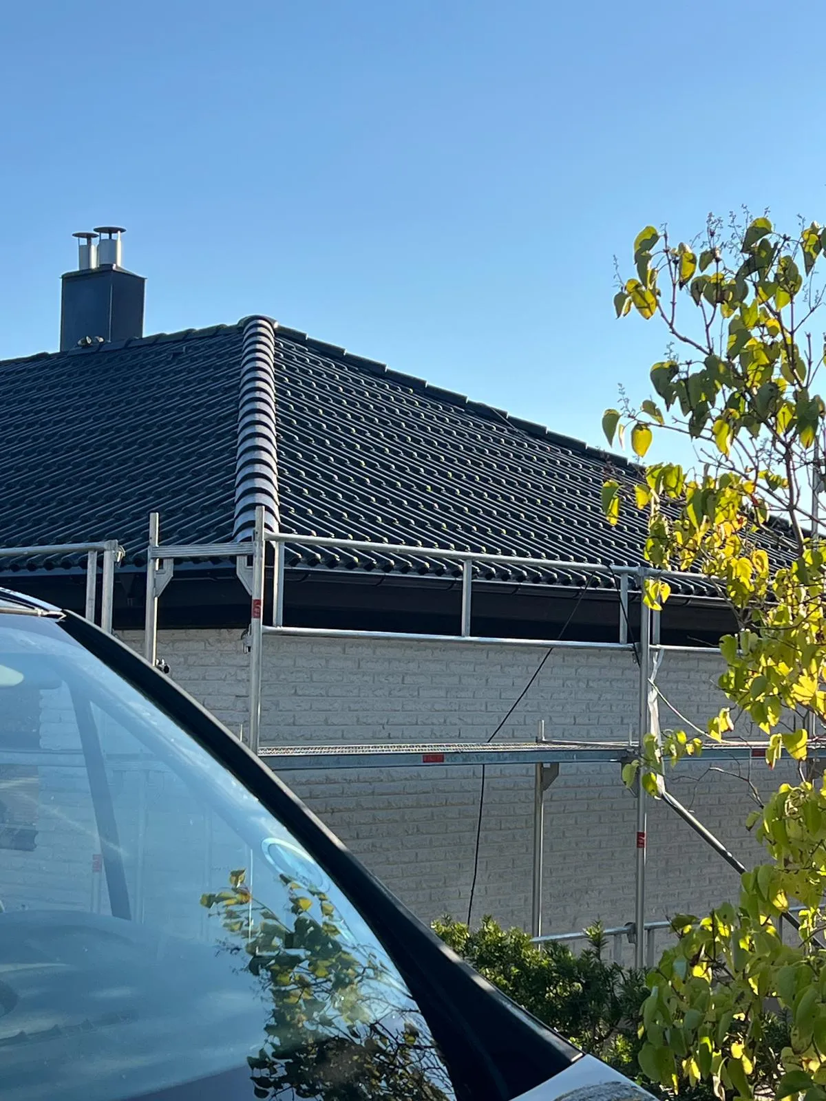 Takbyte med nya hängrännor och stuprör monterade på villa i Göteborg