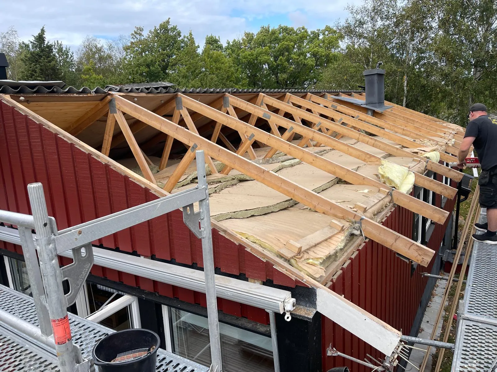 Färdigställt takbyte med nya takpannor och plåtdetaljer på Hisingen